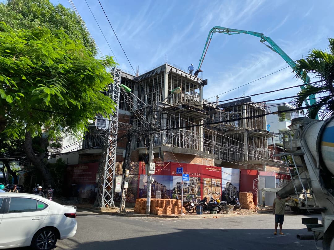 Thi công đổ dầm, sàn tầng 3 cho căn biệt thự Tân Cổ Điển 5 tầng tại Khánh Hòa 