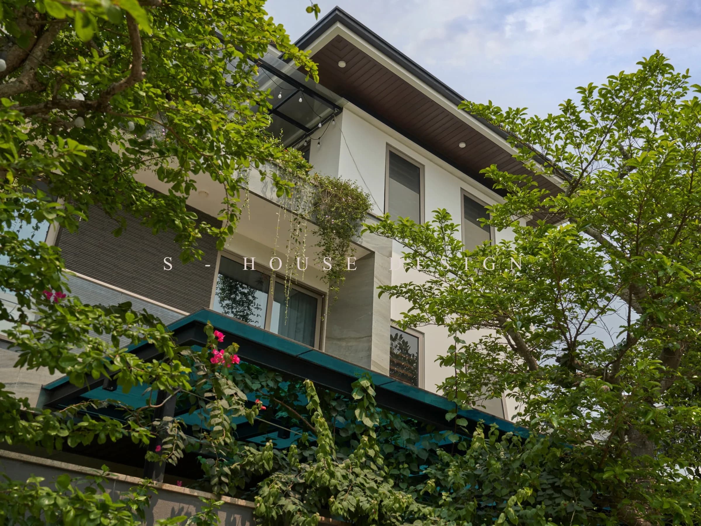 Completed modern 3-storey 1-tumor corner lot villa in Vinh