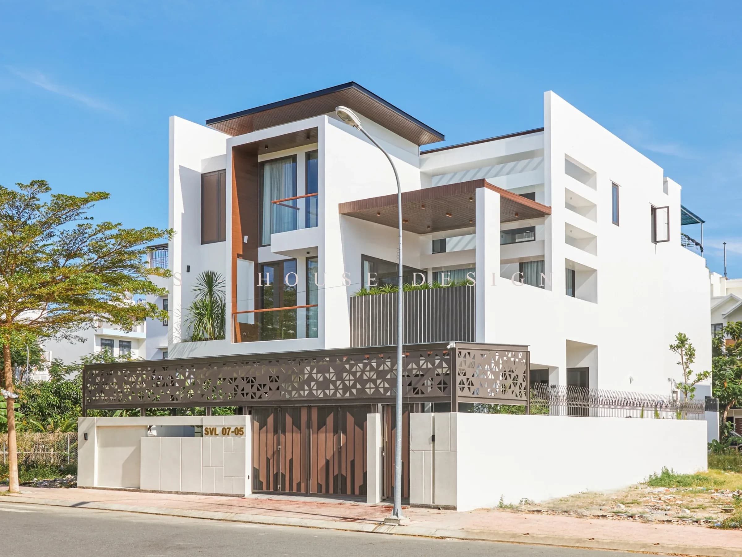 Hoàn thiện biệt thự phố 3 tầng hiện đại tại Hà Quang Nha Trang