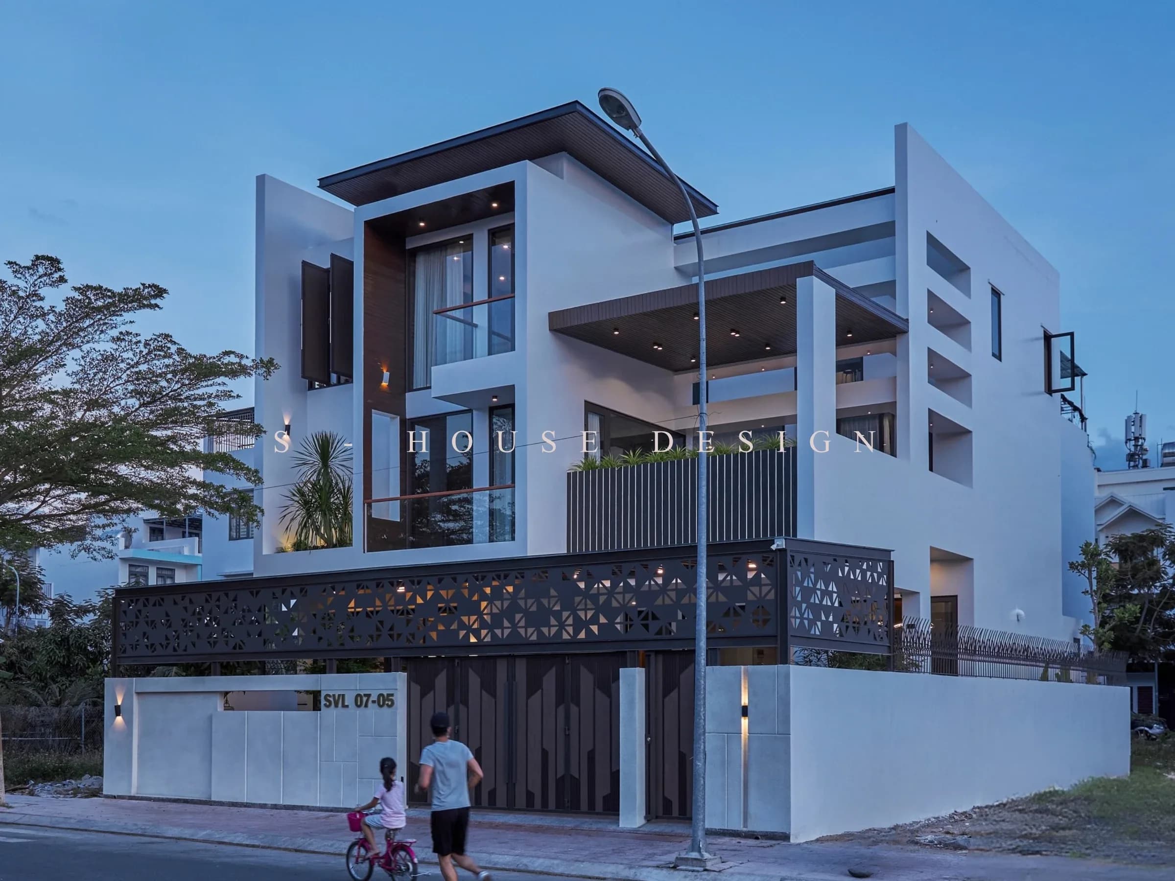 Hoàn thiện biệt thự phố 3 tầng hiện đại tại Hà Quang Nha Trang