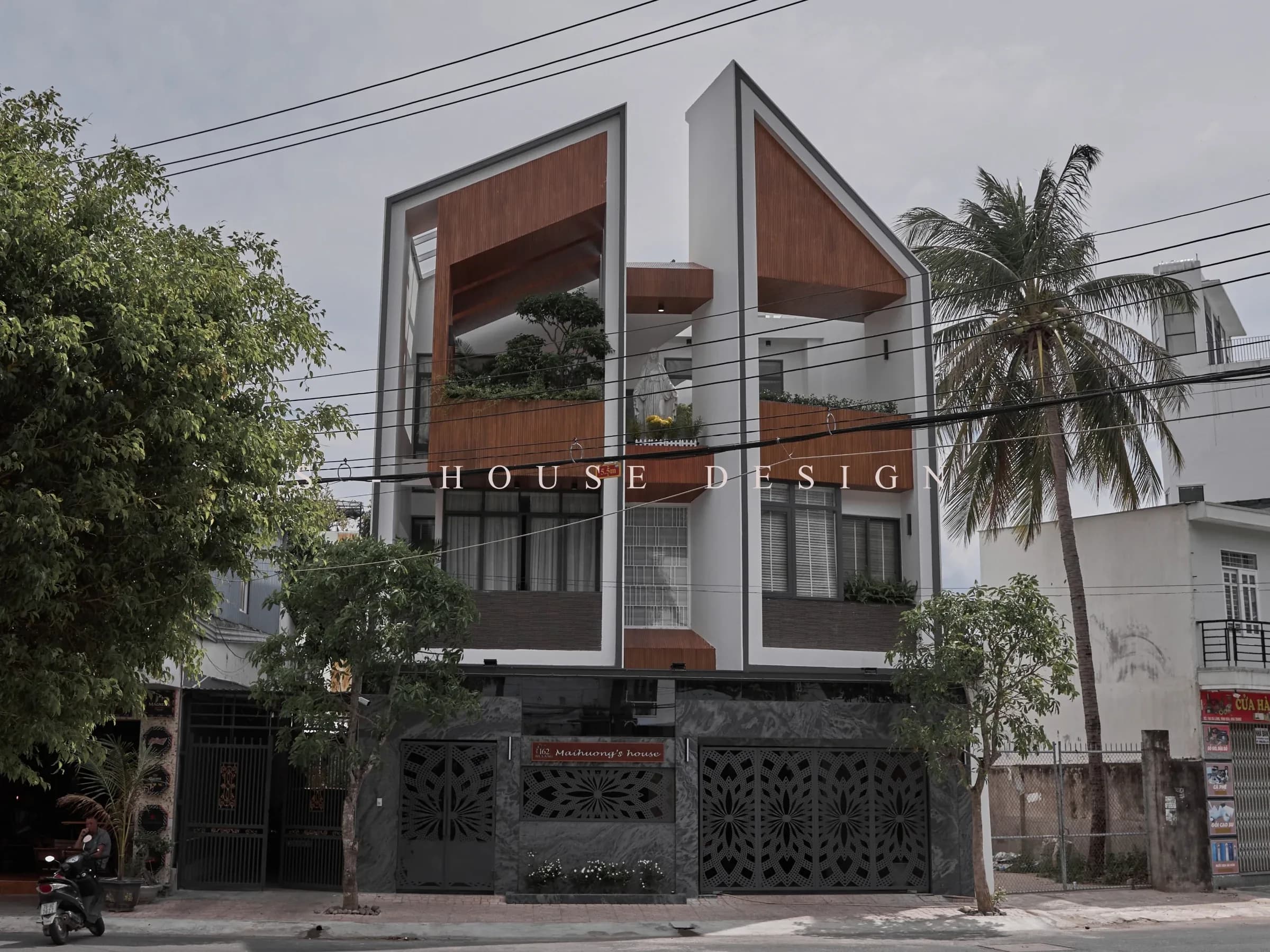 Mai Hương's House - Hoàn thiện nhà phố 3 tầng đối xứng hiện đại tại Ba Làng Khánh Hòa